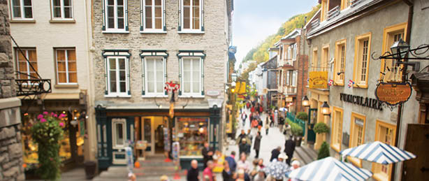 Cruise ship tourists on the Quartier du Petit-Champlain